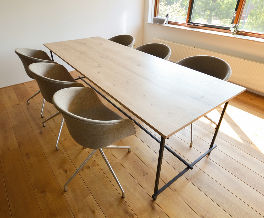 tafel met dun zwart stalen - Daan Mulder Interior & Furniture Design