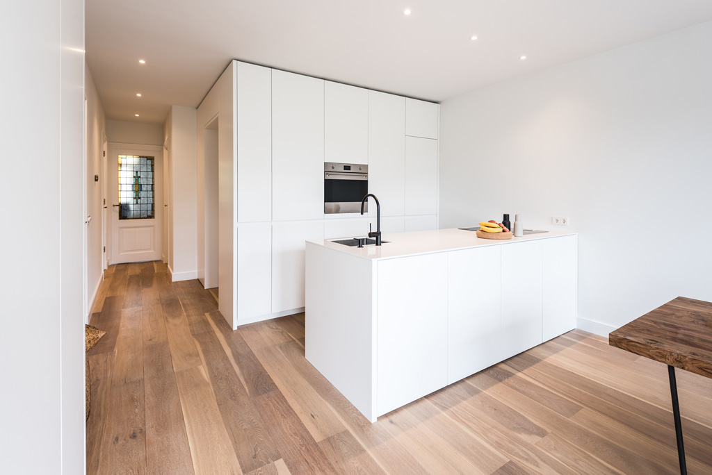 helling Doorlaatbaarheid Sportman witte keuken met wit composiet werkblad - Daan Mulder Interior & Furniture  Design